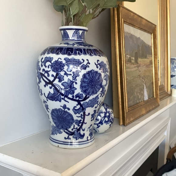 Chinoiserie Elegant Blue and White Floral Accent Vase ceramic new home decor - Picture 8 of 11